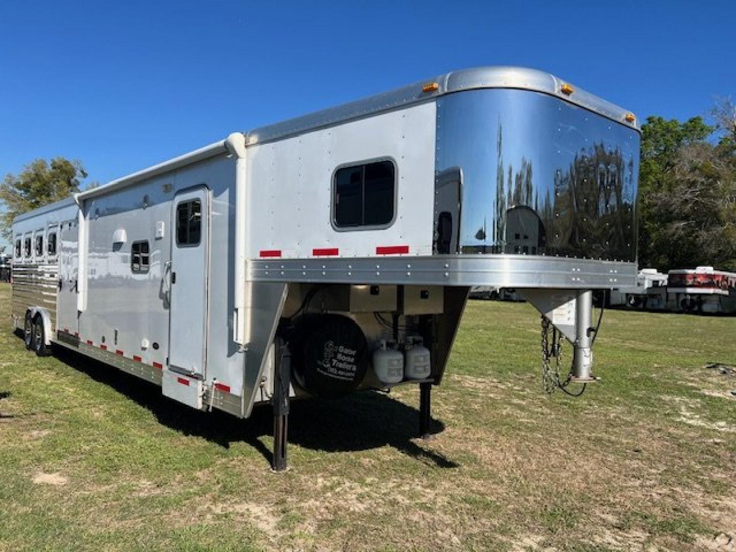 Used 2015 Exiss Trailers 8' wide 4 horse side load w/ 16' lq Horse Trailer