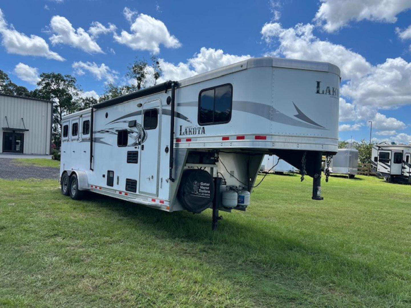 Used 2015 Lakota 3 horse w/ 9' living quarters Horse Trailer