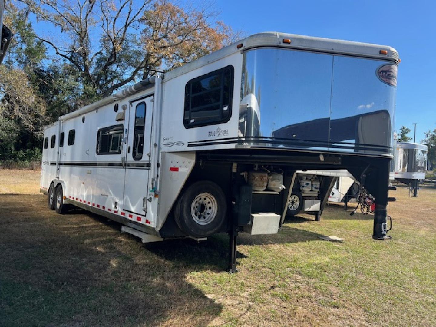 Used 2005 Sundowner 8' wide 4 horse w/ 10' living quarters Horse Trailer