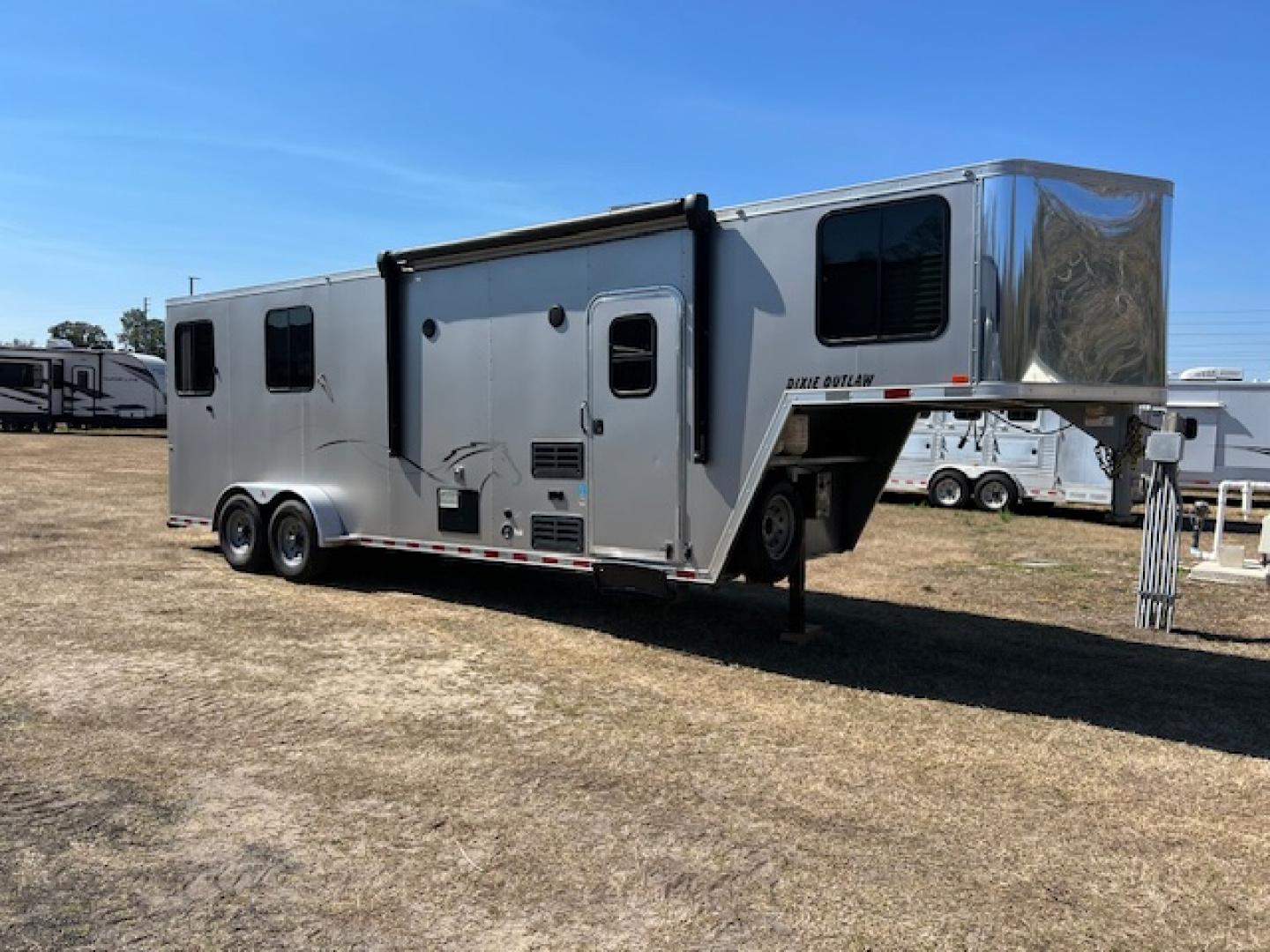 Used 2021 Dixie Star Outlaw 2 horse straight load with 8' living quarters Horse Trailer